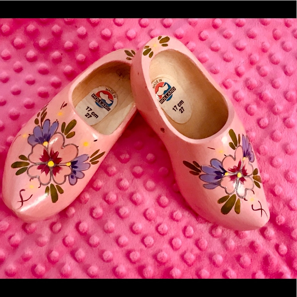 HAIND PAINTED VINTAGE WOODEN DUTCH GIRL SHOES